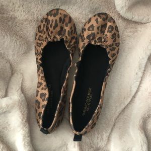 Womens size 5 American Eagle leopard flats - never worn